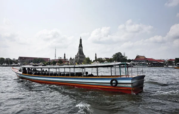 Thajsko, bangkok, pohled člunů na řece chao praya a arun temple (wat arun ratchawararam) — Stock fotografie