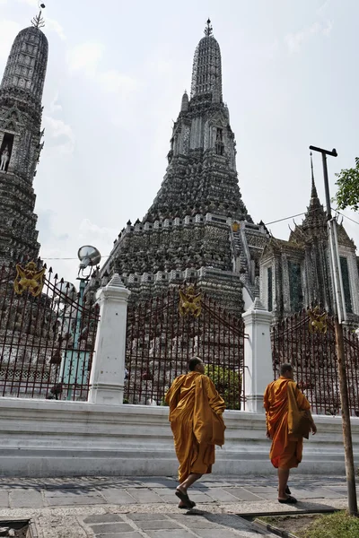 Таиланд, Бангкок, Яй, буддийские монахи в храме Аруна (Ват Арун Ратчаварарам ) — стоковое фото