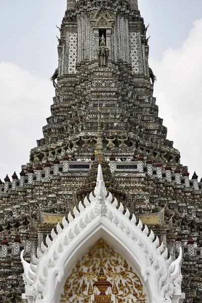 Thailand, bangkok, yai district, arun tempel (wat arun ratchawararam) — Stockfoto