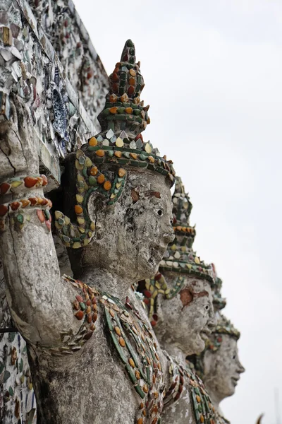 Tailândia, Bangkok, Yai District, Templo de Arun (Wat Arun Ratchawararam), ornamentos de telhado — Fotografia de Stock