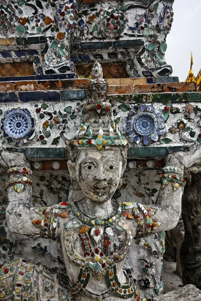 Thailandia, Bangkok, Distretto di Yai, Tempio di Arun (Wat Arun Ratchawararam), ornamenti del tetto — Foto Stock