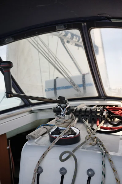 Itália, Sicília, Mar Mediterrâneo, cruzeiro em um barco à vela, guincho — Fotografia de Stock