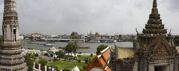 Thajsko, bangkok, panoramatický pohled od řeky chao praya a panorama města z chrámu arun — Stock fotografie