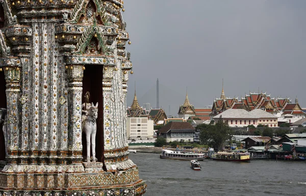 タイ、バンコク、チャオプラヤ川の景色やワットアルン寺院から見た都市のスカイライン — ストック写真