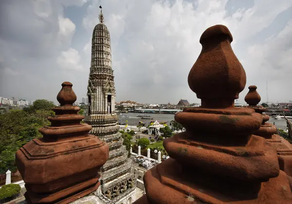 Thaimaa, Bangkok, näkymä Chao Praya joelle ja kaupungin horisonttiin nähtynä Arun temppelistä — kuvapankkivalokuva