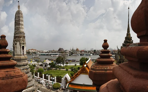 Thailandia, Bangkok, vista panoramica sul fiume Chao Praya e lo skyline della città visto dal Tempio di Arun — Foto Stock