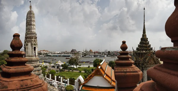 泰国、 曼谷、 赵海傍河的全景视图和从阿伦寺看到的城市天际线 — 图库照片