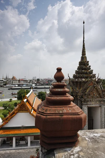 Tailandia, Bangkok, vista del río Chao Praya y el horizonte de la ciudad visto desde el templo de Arun — Foto de Stock