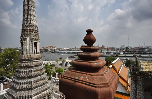 タイ、バンコク、チャオプラヤ川の景色やワットアルン寺院から見た都市のスカイライン — ストック写真