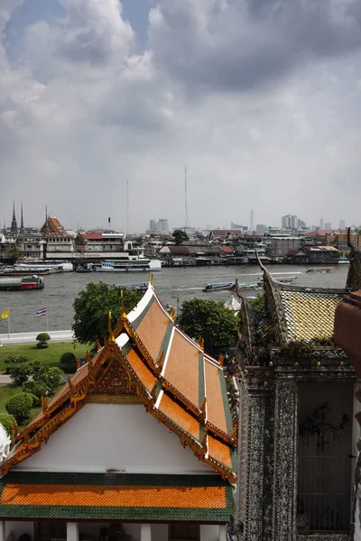 Tailândia, Bangkok, vista para o rio Chao Praya e o horizonte da cidade vista do Templo de Arun — Fotografia de Stock