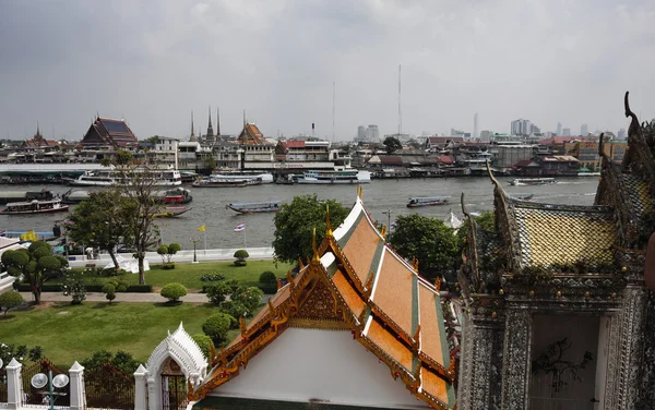 Thajsko, bangkok, pohled od řeky chao praya a panorama města z chrámu arun — Stock fotografie