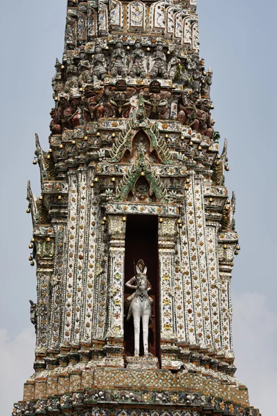 태국, 방콕, 핫 야이 지구, 아 룬 사원 (와트 아 룬 ratchawararam), 지붕 장식 — 스톡 사진