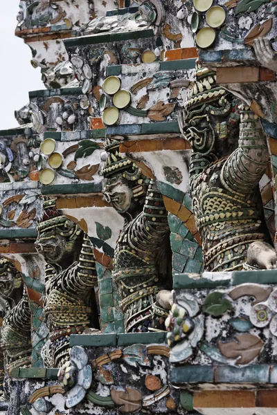 Tailandia, Bangkok, distrito de Yai, templo de Arun (Wat Arun Ratchawararam), ornamentos del techo —  Fotos de Stock