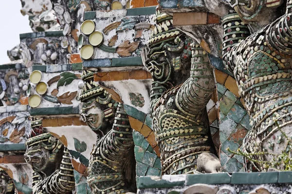 Tailandia, Bangkok, distrito de Yai, templo de Arun (Wat Arun Ratchawararam), ornamentos del techo —  Fotos de Stock