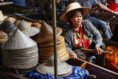 Tayland, bangkok, yüzen Pazar, Tay şapka bir tekne Satılık