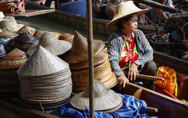 Tayland, bangkok, yüzen Pazar, Tay şapka bir tekne Satılık