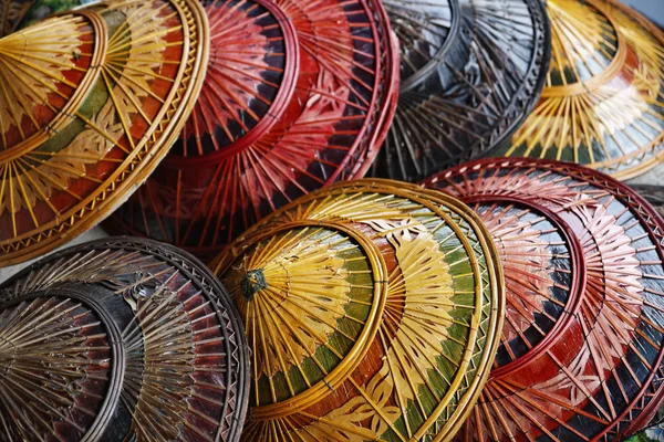 Таїланд, Бангкок, плавучого ринку, Тайська капелюхи для продажу на човні — стокове фото