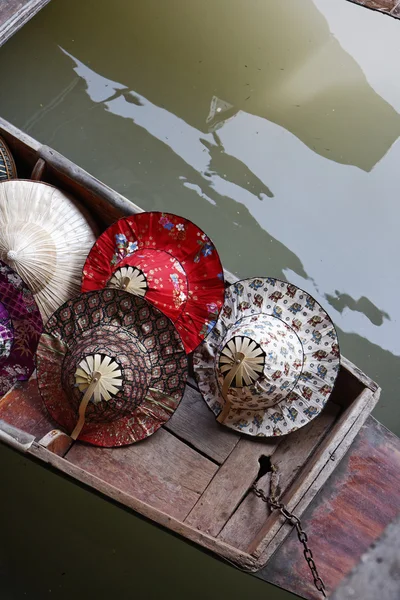 Таиланд, Бангкок, Плавучий рынок, Тайские шляпы на продажу на лодке — стоковое фото