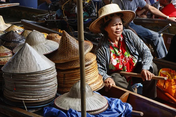 Thajsko, bangkok, plovoucí trh, thajský klobouky prodej na lodi — Stock fotografie