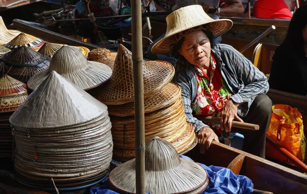 Thailand, bangkok, schwimmender markt, thailändische hüte zum verkauf auf einem boot — Stockfoto