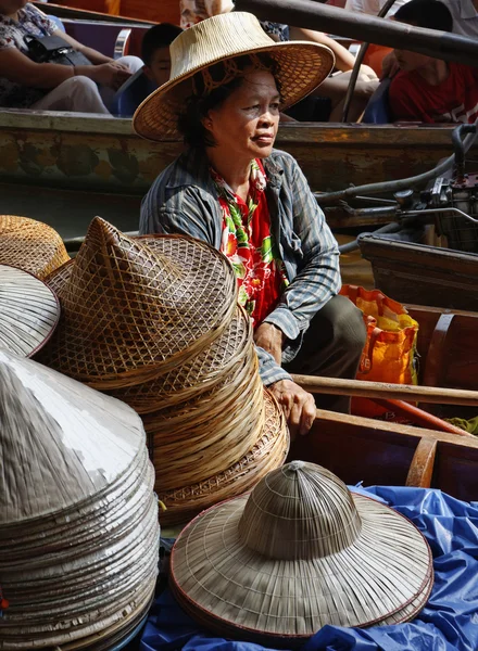 泰国、 曼谷、 水上市场、 泰国帽子上船出售 — 图库照片