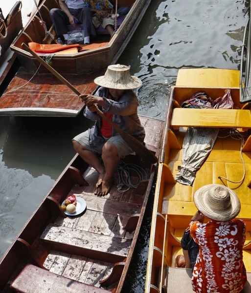 Thailandia, Bangkok, barche thailandesi in legno al mercato galleggiante — Foto Stock