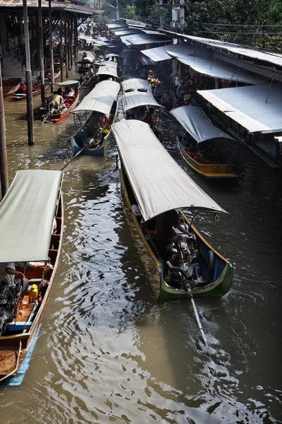 Thajsko, bangkok, dřevěné thajské čluny na plovoucí trh — Stock fotografie