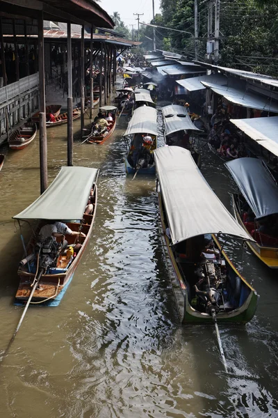 Tailandia, Bangkok, barcos tailandeses de madera en el mercado flotante — Foto de Stock