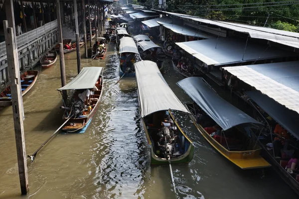Tailandia, Bangkok, barcos tailandeses de madera en el mercado flotante — Foto de Stock