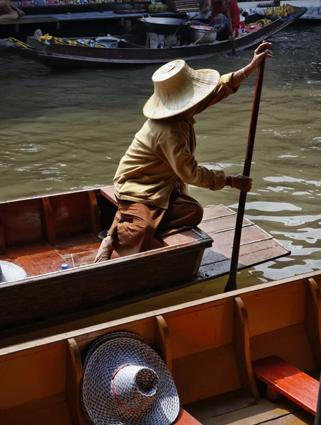 Thailand, bangkok, houten Thaise boten op de drijvende markt — Stockfoto