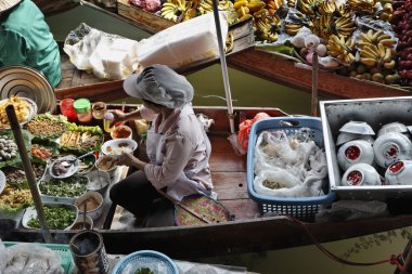 Tayland, bangkok, Tayland kadın bir ahşap tekne yüzen market gıda hazırlama