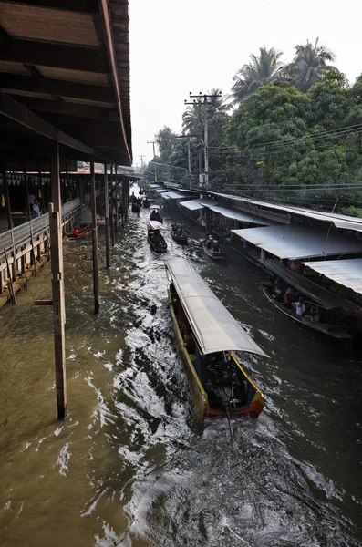 Tailandia, Bangkok, barcos tailandeses de madera en el mercado flotante —  Fotos de Stock