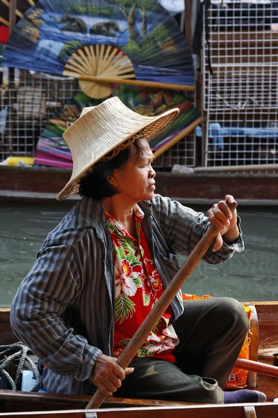 Thailand, Bangkok, a Thai woman on her boat at the Floating Market — Stock Photo, Image