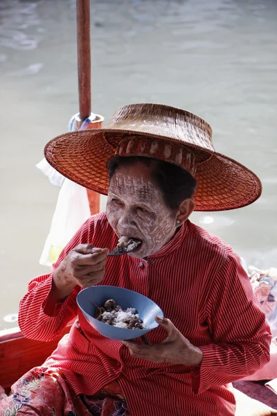 Thaïlande, Bangkok, une femme thaïlandaise qui mange au marché flottant — Photo
