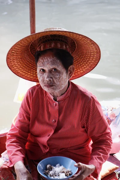 Thailandia, Bangkok, una donna thailandese che mangia al mercato galleggiante — Foto Stock