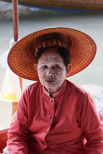 Thailandia, Bangkok, una donna thailandese al mercato galleggiante — Foto Stock