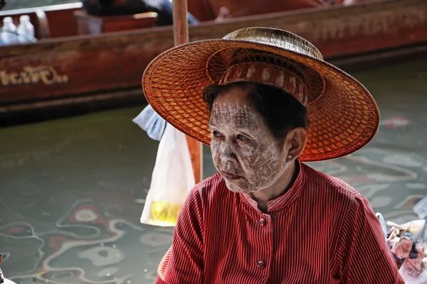 Ταϊλάνδη, Μπανγκόκ, μια γυναίκα της Ταϊλάνδης στην πλωτή αγορά — Φωτογραφία Αρχείου