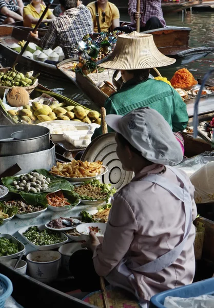 Thajsko, bangkok, thajské restaurace na lodi na plovoucí trh — Stock fotografie