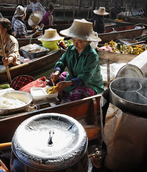 Thailand, bangkok, thailändische frau beim schneiden von mangofrüchten auf einem holzboot auf dem schwimmenden markt — Stockfoto
