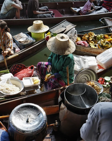 Thailand, Bangkok, Thai woman cutting mango fruits on a wooden boat at the Floating Market — Stock Photo, Image