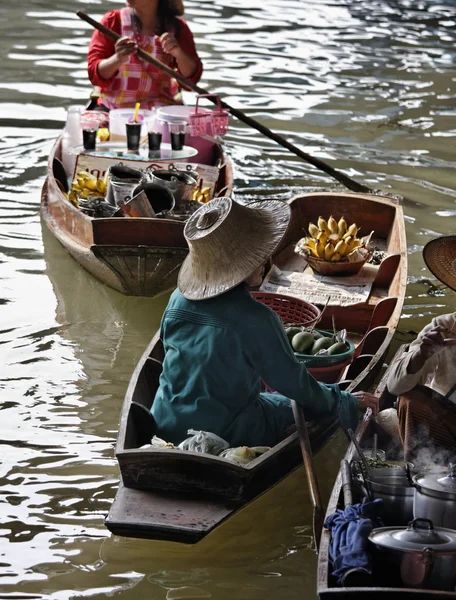 Tailândia, Bangkok, barcos tailandeses de madeira no Mercado Flutuante — Fotografia de Stock