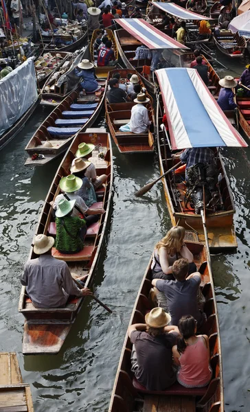 Thailand, bangkok, houten Thaise boten op de drijvende markt — Stockfoto