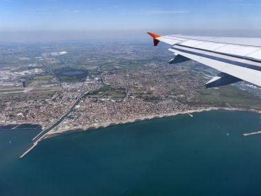 İtalya, lazio, thyrrhenian kıyı şeridi ve fiumicino şehir (tevere nehrin sol havadan görünümü)