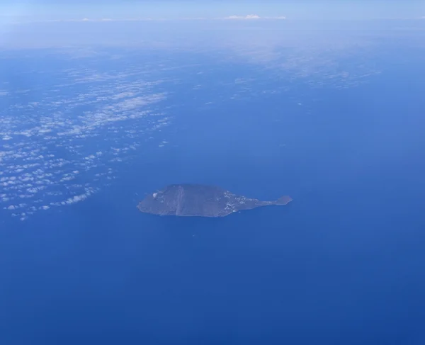 Italië, Tyrrheense Zee, Sicilië, luchtfoto van filicudi eiland (Eolische eilanden) — Stockfoto