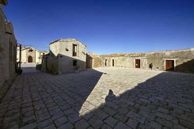 İtalya, Sicilya, Marzamemi (Siracusa Eyaleti), eski ton balığı avlama fabrikası binaları