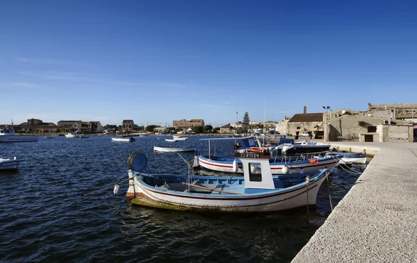 Italien, Sicilien, Marzamemi (Siracusaprovinsen), fiskefartyg i hamnen — Stockfoto
