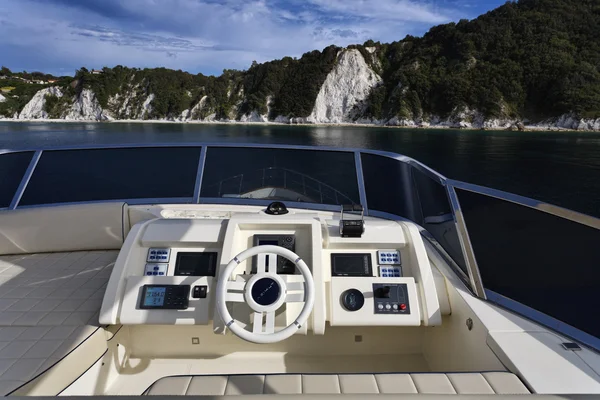 Itálie, Toskánsko, ostrov elba, luxusní jachty azimut 75' jízdy consolle na flybridge — Stock fotografie