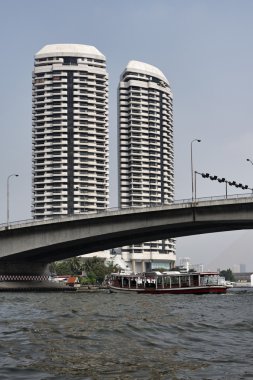 Tayland, bangkok, chao praya Nehri, köprü ve iki modern binalar bir feribot görünümü