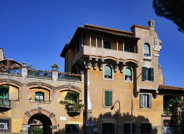 Itália, Roma, Garbatella, fachada do edifício velho — Fotografia de Stock
