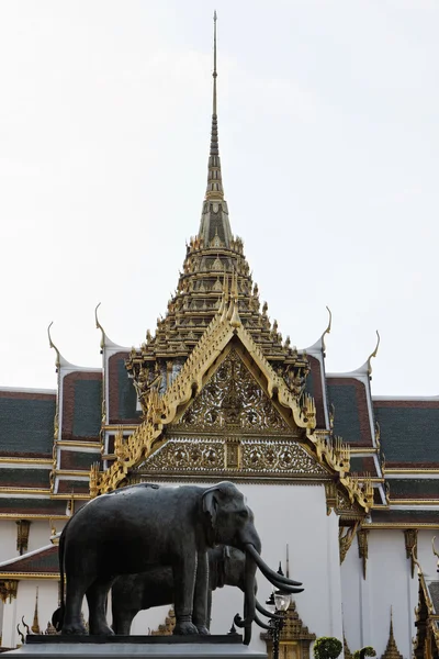 Thailand, Bangkok, Royal Palace, golden roof temple decorations — Stock Photo, Image